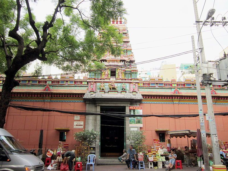 Vì người Ấn đến đây hơn 120 năm trước, nên chùa chiền của họ cũng được xây cất rất lâu. Chùa Bà Ấn chẳng hạn, đã được xây cất năm 1885, khoảng 125 năm nay.