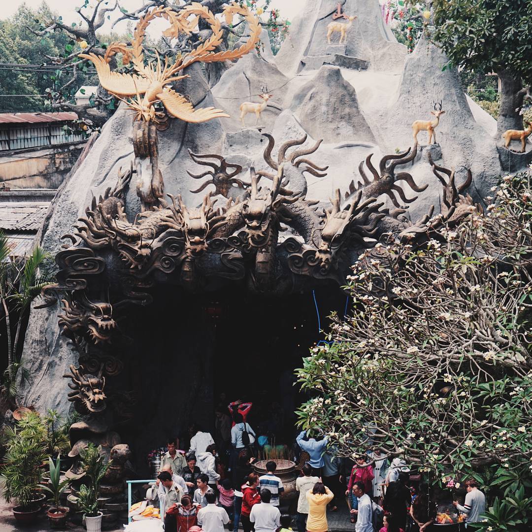 Là ngôi chùa lớn lâu đời nổi tiếng ở quận Tân Bình, ở đây vào bất cứ thời điểm nào trong ngày cũng có thể nghe được tiếng chim kêu ríu rít, mọi âu lo phiền muộn cùng những bon chen tất bật gác bỏ lại bên ngoài.