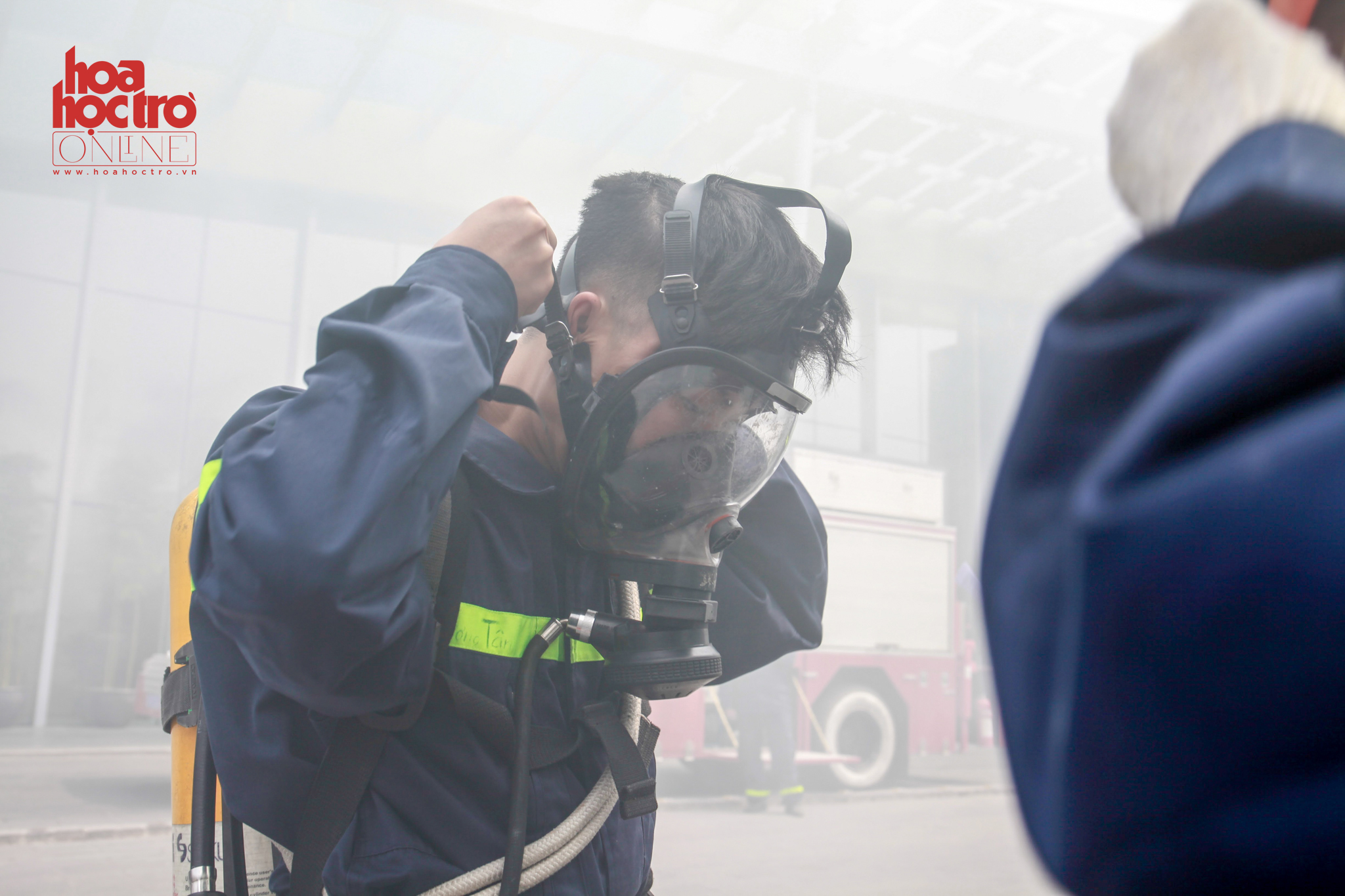Trong công tác chữa cháy dùng mặt nạ phòng độc là hết sức cần thiết để bảo vệ tính mạng lính cứu hỏa