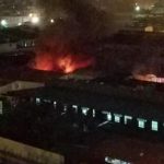 Cháy xưởng sản xuất đồ chơi ở Long Biên, lửa bốc lên ngùn ngụt