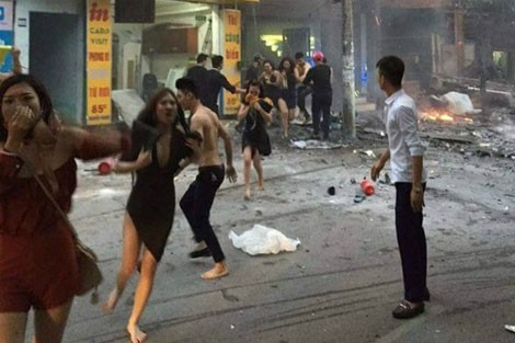Xử lý an toàn của nạn nhân trong vụ cháy tại cơ sở karaoke ở Nguyễn Khang (Cầu Giấy, Hà Nội) ngày 17-9-2016