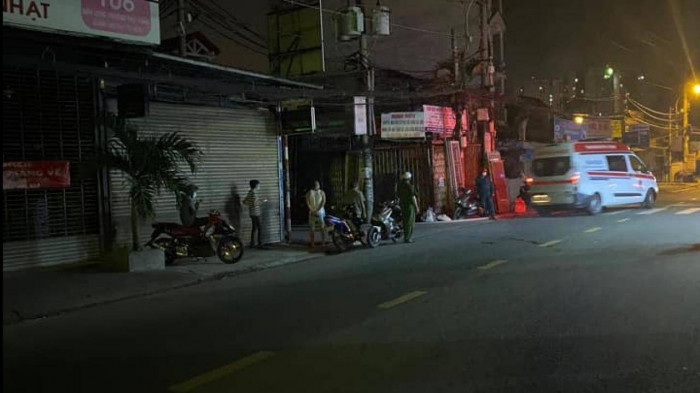0h05 ngày 02/6/2021, ngôi nhà trong hẻm 102 đường Bình Long, (phường Phú Thạnh, quận Tân Phú, TP.HCM) bốc cháy dữ dội